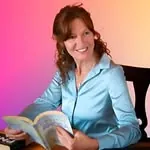 Roxana Lusa con un libro entre manos